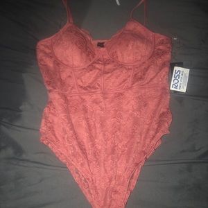 Pink lace body’s suit never worn size L